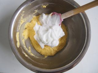 9、椰蓉蛋糕,将蛋白取三分之一加入面糊中，切拌均匀。