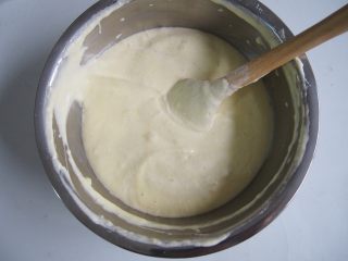 10、椰蓉蛋糕,将面糊倒入剩下的蛋白中，切拌均匀。