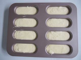 11、椰蓉蛋糕,将面糊倒入模具，震一下磕出气泡，烤箱预热至160度。