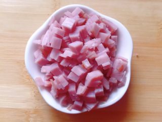 3、香葱芝士饼干,火腿切小丁