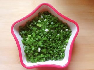 4、香葱芝士饼干,香葱洗净沥干水分切末