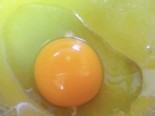 6、香葱芝士饼干,打入鸡蛋继续搅拌