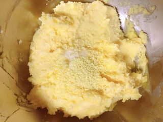 9、香葱芝士饼干,加入盐、鸡精拌匀