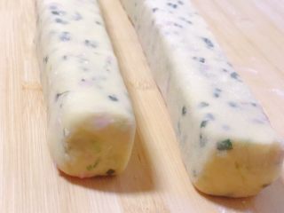 14、香葱芝士饼干,分两份，搓长条用手或者模具整理成方形