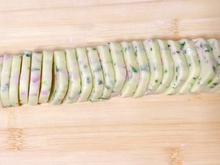 16、香葱芝士饼干,略微冻硬之后取出切成均匀的薄片