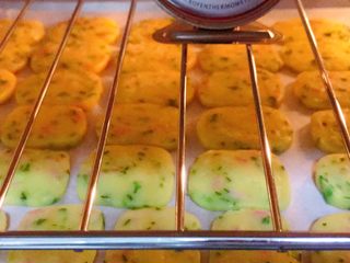 18、香葱芝士饼干,入烤箱中层，上下管180度，25分钟
