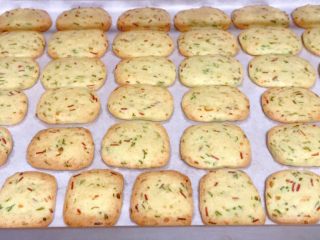 19、香葱芝士饼干,根据自家烤箱的温度，最后几分钟要看好，上好色即可关火，如果25分钟不够可以延续几分钟