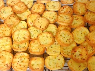 20、香葱芝士饼干,烤至两面金黄就可以出炉啦！此时已满屋飘香！看，这颜值够高吧！