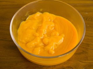 5、冰淇淋三明治,芒果取果肉放料理机里反复打碎!(这点很重要,打的不够细腻会影响口感和容易起冰渣)放冰箱冷藏备用