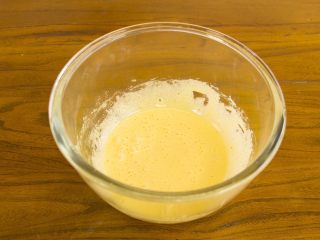 6、冰淇淋三明治, 蛋黄加白糖,几滴柠檬汁打到浅黄色