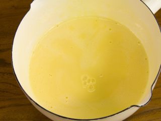 7、冰淇淋三明治, 牛奶小火加热到表面冒泡泡即可关火,趁热把牛奶慢慢倒入打好的蛋黄液中,一边加入一边快速搅拌(不能让蛋黄结块)再倒回奶锅小火边加热边搅拌,直到液体微微煮开,关火放凉