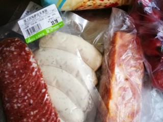 1、萨拉米白香肠培根薄底披萨(平底锅版),萨拉米白香肠培根碎合影。