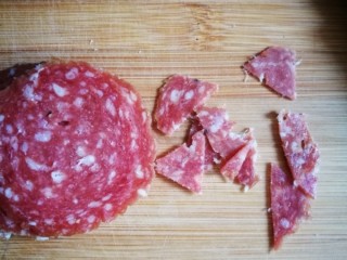 2、萨拉米白香肠培根薄底披萨(平底锅版),萨拉米香肠四片剪碎片。