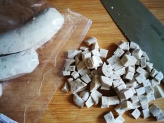 3、萨拉米白香肠培根薄底披萨(平底锅版),白香肠一根切成丁。