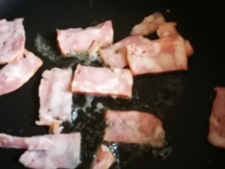 4、萨拉米白香肠培根薄底披萨(平底锅版),培根切薄片用黄油煎一下。