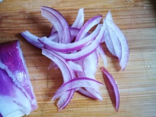 5、萨拉米白香肠培根薄底披萨(平底锅版),洋葱半个切丝,尽量切细点。