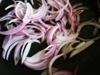 6、萨拉米白香肠培根薄底披萨(平底锅版),用煎培根余下的黄油煸炒下洋葱丝。