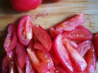 7、萨拉米白香肠培根薄底披萨(平底锅版),樱桃番茄切小块。