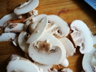 8、萨拉米白香肠培根薄底披萨(平底锅版),口蘑洗净切薄片。