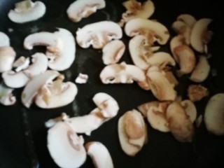 9、萨拉米白香肠培根薄底披萨(平底锅版),用油煎一下备用。