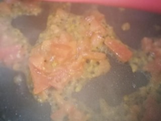 11、萨拉米白香肠培根薄底披萨(平底锅版),切丁后的番茄下油锅翻炒。(照片糊了)