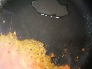 12、萨拉米白香肠培根薄底披萨(平底锅版),偷懒一下,煸炒后的番茄拔到锅一边,另一边再加适量油准备煸肉糜。这是做披萨酱料的步骤。