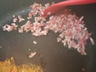 13、萨拉米白香肠培根薄底披萨(平底锅版),下肉丝煸炒。