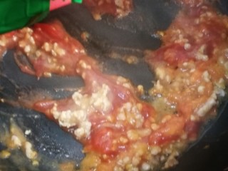 14、萨拉米白香肠培根薄底披萨(平底锅版),肉丝煸好后和番茄一同翻炒,加入番茄酱。