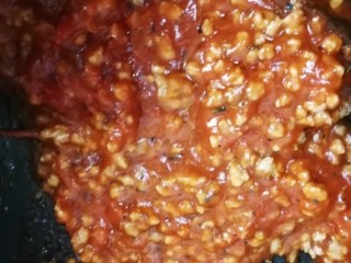 15、萨拉米白香肠培根薄底披萨(平底锅版),翻炒中可适量加入盐少许糖调味。