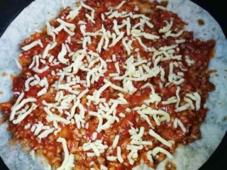 18、萨拉米白香肠培根薄底披萨(平底锅版),酱料上撒上马苏里拉芝士碎。