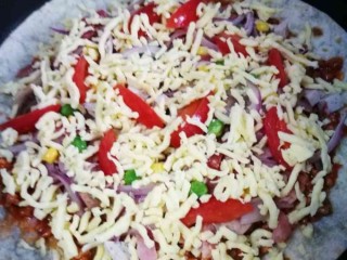 20、萨拉米白香肠培根薄底披萨(平底锅版),码好料后,再撒上一层马苏里拉芝士。