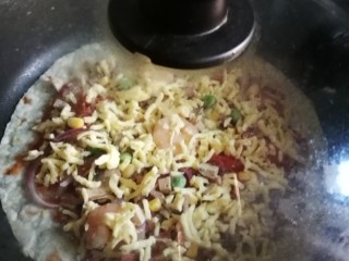 21、萨拉米白香肠培根薄底披萨(平底锅版),平底锅盖上锅盖,小火十来分钟就OK啦,只要披萨上的马苏里拉融化了肯定是好了。(这张图片是我早上做的时候拍的,昨晚盖盖子的没拍哦????)