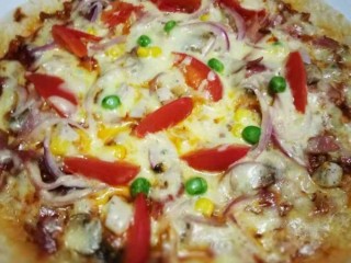 22、萨拉米白香肠培根薄底披萨(平底锅版),来啦,刚出锅香气四溢的火腿披萨,有颜值有内涵,关键好吃到爆????????????