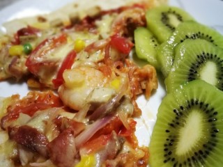 24、萨拉米白香肠培根薄底披萨(平底锅版),再来一张,这是早晨用昨晚多余的料加了几个虾仁做的。