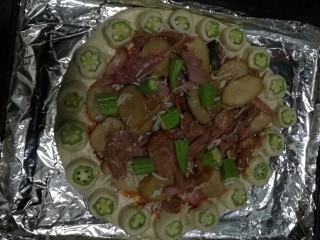 2、秋葵披萨,披萨皮刷番茄酱，再将爆炒好的杏鲍菇、鸡腿肉铺上，最后铺上奶酪丝