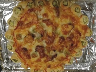 3、秋葵披萨,烤箱预热10分钟，温度200°，烘烤20分钟，大功告成，easy eat pizza
