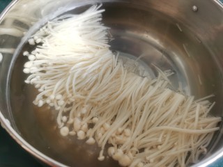 4、蒜蓉小油菜,锅里放水烧开后，放入金针菇焯水。