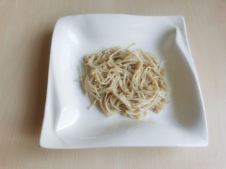 6、蒜蓉小油菜,将金针菇控干水分后摆入盘底。