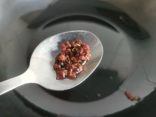 10、蒜蓉小油菜,锅里油热后，先放入几颗花椒炸出香味，然后捞出来。