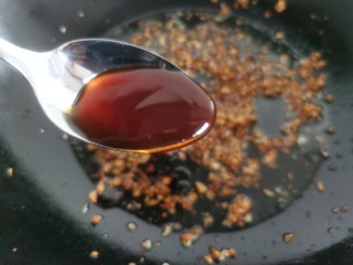 13、蒜蓉小油菜,往炸好的蒜蓉里加入一勺的蚝油