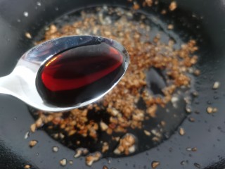 14、蒜蓉小油菜,加入一勺生抽。