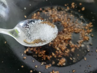 15、蒜蓉小油菜,加入适量的白糖。