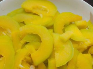 3、#甜味#糯米南瓜球,放上南瓜片，大火煮十分钟，煮软煮熟即可