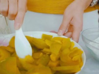 4、#甜味#糯米南瓜球,趁热拌入蜂蜜，白糖也可以替代。拌匀后捣碎成泥