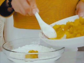 6、#甜味#糯米南瓜球,加入南瓜泥，和糯米粉拌成颗粒状后揉成面团
