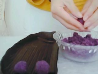 7、#甜味#糯米南瓜球,紫薯泥提前加入蜂蜜拌匀，揉成圆球状。