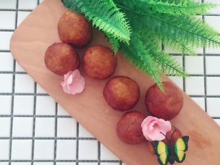 15、#甜味#糯米南瓜球,表面也可以沾满芝麻，当芝麻球一样炸，也很香