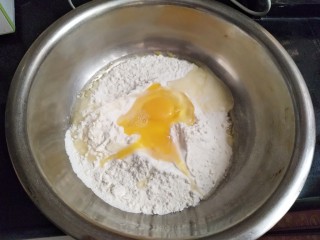 1、披萨味的薄饼,面粉放入容器里，加两个鸡蛋