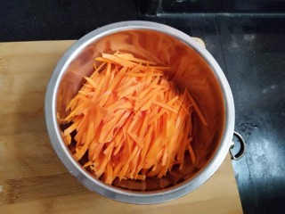 2、披萨味的薄饼,胡萝卜切丝备用