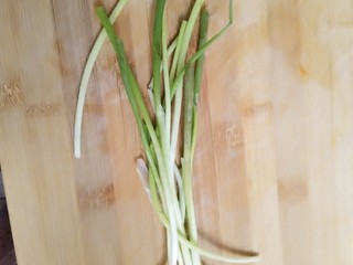 3、披萨味的薄饼,香葱切小段备用